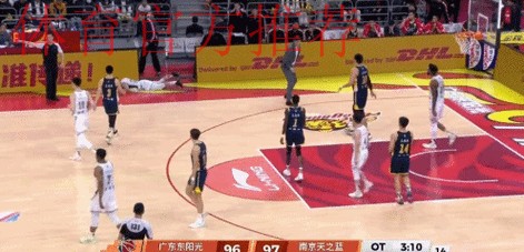 广东首秀错失绝杀！焦泊乔加时连丢防守篮板引热议 杜锋点名批评事出有因